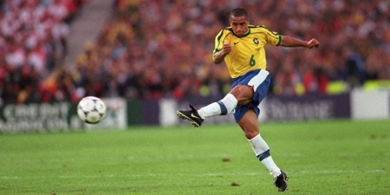 Roberto Carlos – Cú sút “bẻ cong vật lý”